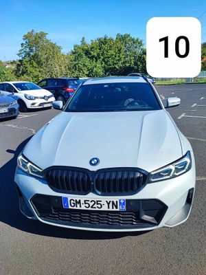 une BMW blanche garée sur un parking