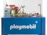 une vitrine Playmobil contenant divers jouets