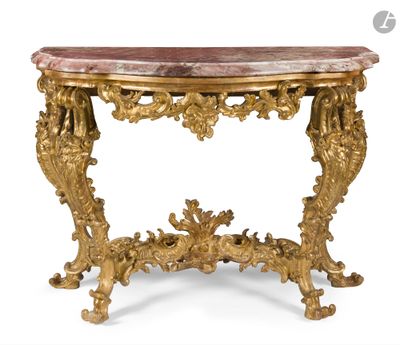 une table console ornementale sculptée avec un plateau en marbre