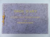 un vieux livre orné de lettres dorées, posé sur une table