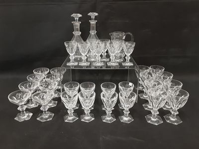 un ensemble de verres en cristal et une carafe posés sur une table