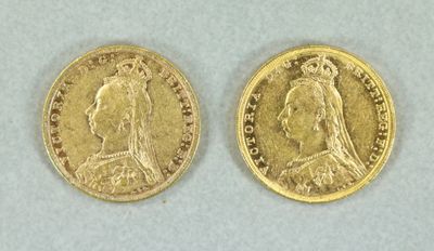 deux souverains d'or, dont l'un représente une femme et l'autre un homme