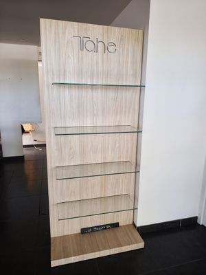 une vitrine équipée d'étagères en verre