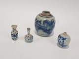 trois petits vases bleus et blancs posés sur une surface blanche