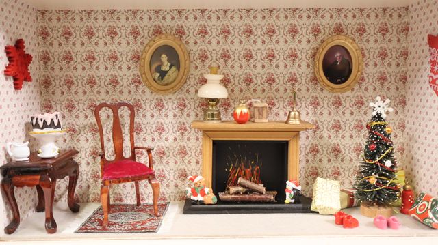 Diorama. Composition miniature, dans une vitrine en bois, vitre e...