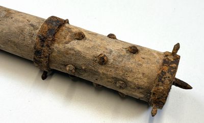un morceau de bois cloué posé sur une table