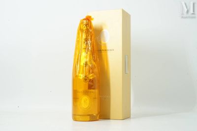 une bouteille de liquide posée à côté d'une boîte sur une table