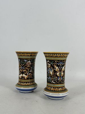 une paire de vases ornés de motifs floraux, posés sur une table