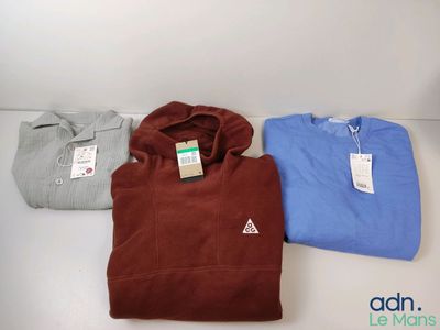 trois sweats à capuche pour homme sont alignés sur une surface blanche