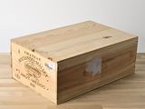 une caisse en bois posée sur un parquet