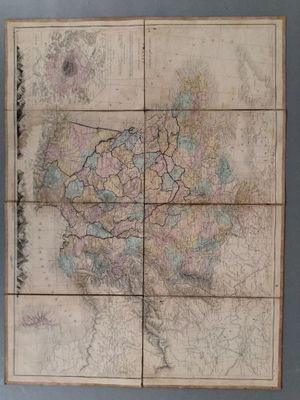 une vieille carte de l'Ukraine dans un cadre en bois
