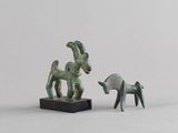 deux figurines représentant une chèvre et une chèvre, posées sur un socle