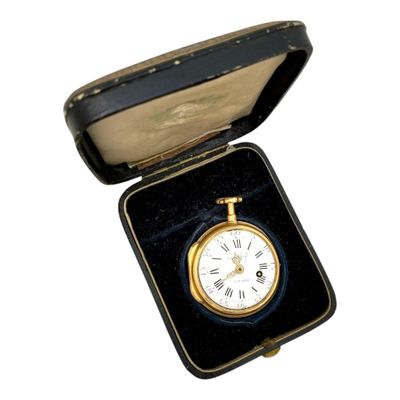 une petite boîte noire contenant une horloge dorée