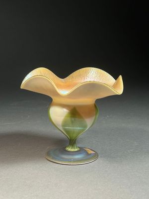 un vase en verre posé sur une table