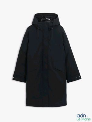 L'imperméable est noir et comporte une capuche qui y est intégrée.