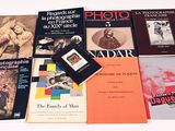 plusieurs livres sur une table blanche avec un fond blanc