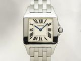 une montre en argent avec des chiffres romains sur le cadran