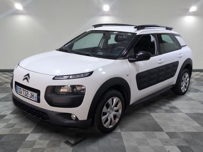 la citrole blanche est garee sur un carrelage en damier