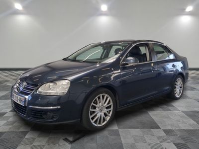 la voiture bleue est garée sur un sol en damier dans le garage
