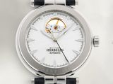 un gros plan d'une montre au cadran blanc