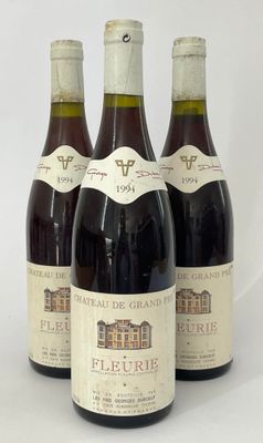 trois bouteilles de vin sont alignées sur une surface blanche