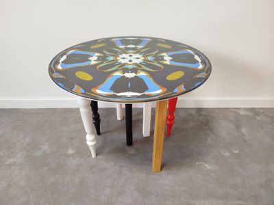 une petite table ornée d'un motif coloré