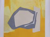 peinture abstraite jaune et grise, avec un cadre blanc et un objet en noir et blanc