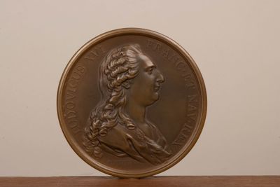 gros plan d'une pièce de bronze sur une table en bois
