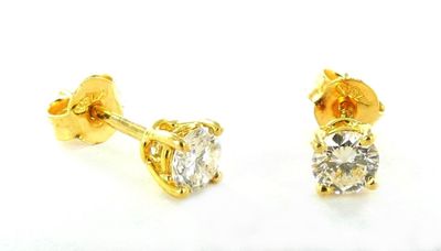 une paire de boucles d'oreilles en diamant sur fond blanc