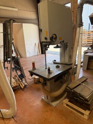 une machine qui se trouve à l'intérieur d'un bâtiment