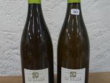 deux bouteilles de vin posées sur une table l'une à côté de l'autre