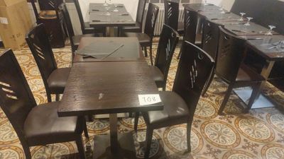 Il y a beaucoup de tables et de chaises dans ce restaurant, avec une étiquette indiquant le prix posée sur chaque table.