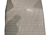 une photo d'un matelas emballé dans du plastique