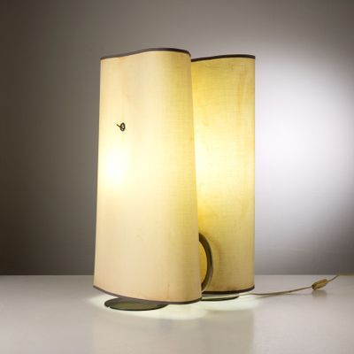 deux lampes posées sur une table blanche, surmontées d'une source lumineuse
