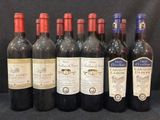 Plusieurs bouteilles de vin sont alignées sur une surface noire