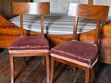 deux chaises placées à côté d'un lit dans une chambre