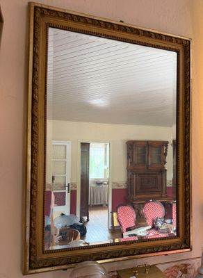 un miroir accroché au mur dans un salon