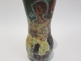 un vase sur lequel figure la photo d'une femme