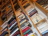 de nombreux livres qui se trouvent sur les étagères de la pièce