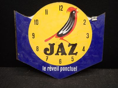 une horloge ornée d'un oiseau et sur laquelle on peut lire « jazz »
