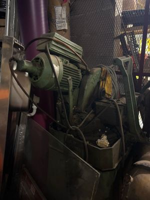 une machine qui se trouve à l'intérieur d'un bâtiment
