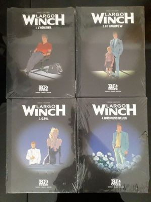 Quatre DVD du film « Winch » sont posés sur une table