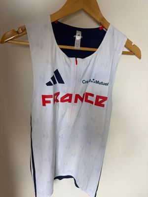 un débardeur blanc avec le mot « France » inscrit dessus