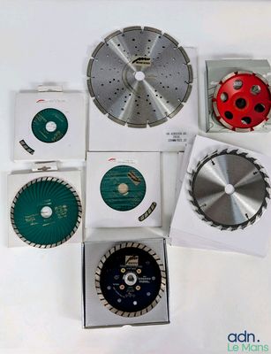 de nombreux types différents de lames de scie circulaire sur la table