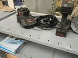 certains outils sont posés sur une étagère dans une pièce