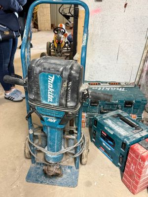 une machine bleue posée à côté d'autres outils