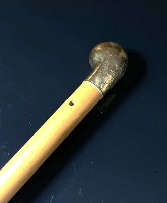 Canne, le pommeau mailloche en or jaune 750 millièmes gravé …