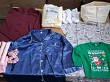 un tas de vêtements posés sur une table