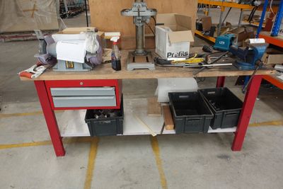 un établi sur lequel sont posés de nombreux outils