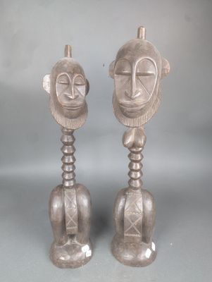 paire de personnages en bois sculpté représentant un homme et une femme